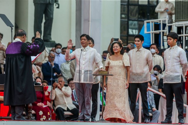 6月30日，费迪南德·罗慕尔德兹·马科斯（中左）在菲律宾首都马尼拉举行的总统就职典礼上宣誓。新华社发（乌马利摄）
