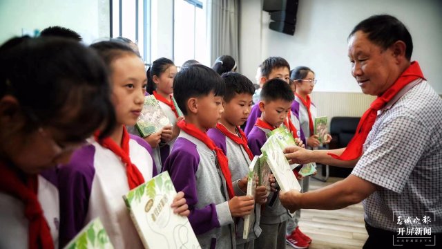 云南省教育基金会生态系列读本进校园捐赠启动仪式在师范大学附属俊发城小学举行