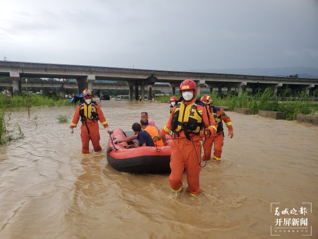 强降雨至芒市、梁河两地7名群众被困，德宏消防成功救援 (2).jpg