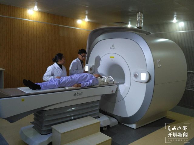 永平县医院工作人员利用1.5T超导核磁共(14204941)-20220708192340.jpg