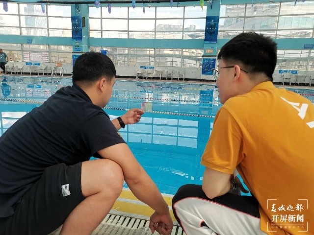云南省卫生监督中心提示：进入泳池先这样做（张勇 摄）