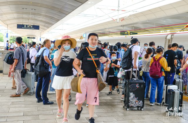 入滇“避暑纳凉”旅客增多 昆明火车站机场游客量骤增 (10).jpg