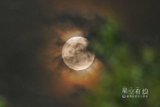 这是2022年7月13日在贵州省铜仁市玉屏侗族自治县拍摄的年度最大满月。新华社发（徐雪摄）1.jpg