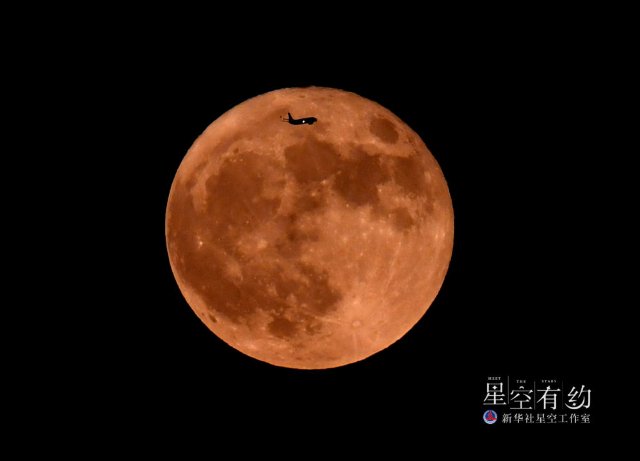 这是2022年7月13日在贵州省铜仁市玉屏侗族自治县拍摄的年度最大满月。新华社发（徐雪摄）2.jpg