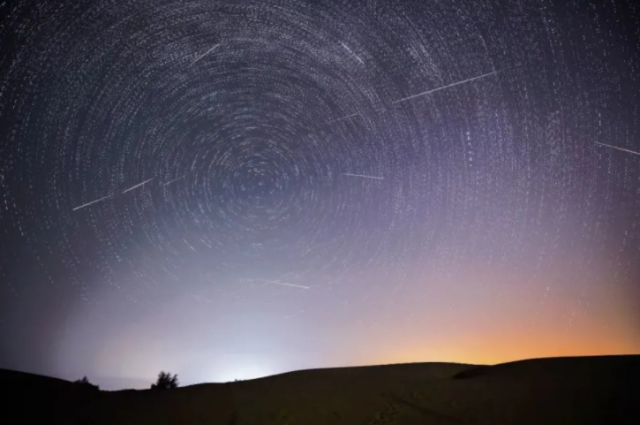 2021年8月13日凌晨在内蒙古鄂尔多斯恩格贝生态示范区的沙漠里拍摄的英仙座流星雨（合成照片） 新华社记者 连振 摄.png