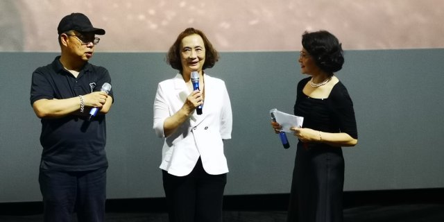 赵春明（左）、李倩（中）、黑燕（右）在交流云南本土电影的发展