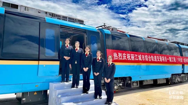 全球首列全景观光山地旅游列车预计明年春节前后开通（张勇 摄）