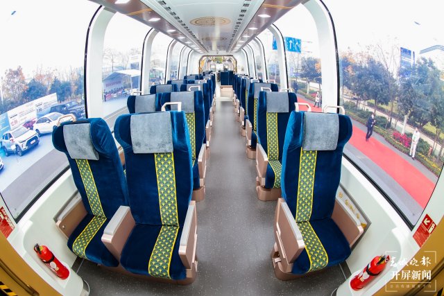 全球首列全景观光山地旅游列车预计明年春节前后开通（张勇 摄）