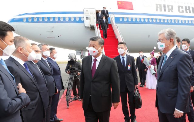 当地时间9月14日下午，国家主席习近平乘专机抵达努尔苏丹国际机场，开始对哈萨克斯坦共和国进行国事访问。哈萨克斯坦总统托卡耶夫率政府副总理兼外长特列乌别尔季、努尔苏丹市市长库里吉诺夫等高级官员在机场热情迎接。新华社记者姚大伟摄2.jpg