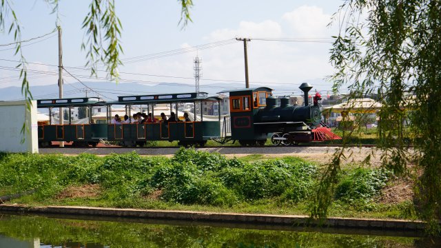 游客乘坐“星云号”小火车领略星云湖畔美景（9月27日，李丹摄）.JPG