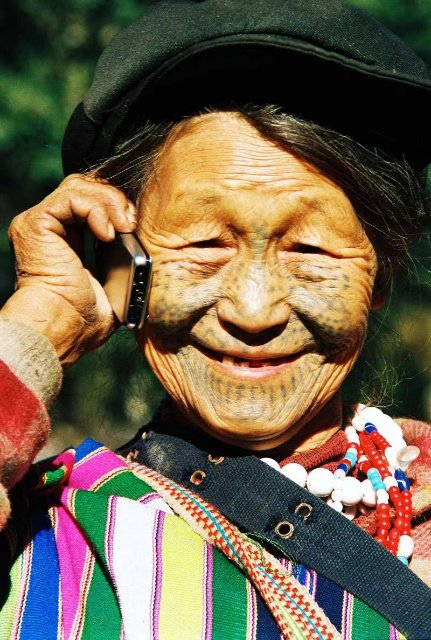 成就展·看云南⑦丨图片背后的故事：独龙族老人的深情相拥