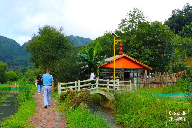 镇康县河边自然村游客前来旅游观光（李丽君摄于2022年7月6日）(8).JPG