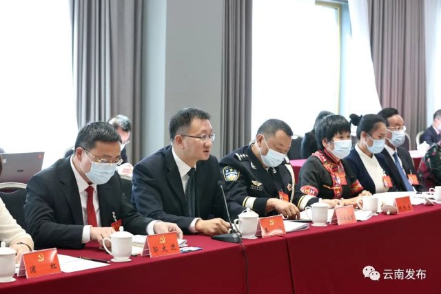 云南省代表团继续讨论党的二十大报告 郭声琨参加讨论2.jpg