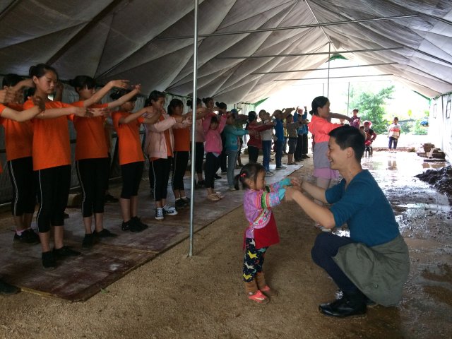 “彩云女孩”在村口搭建的帐篷里练舞 受访者供图.jpg