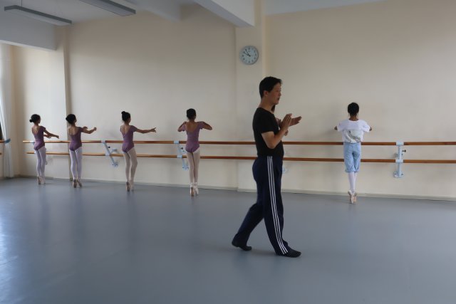 关於在彩艺文化艺术学校教”小彩云“跳芭蕾 李霞摄.JPG