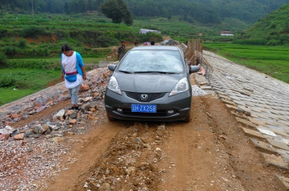 通往那夺村还未硬化的道路，车子只能开到半路 受访者供图.png