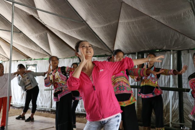 张萍在村口搭建的帐篷里教“彩云女孩”跳舞 受访者供图.jpg