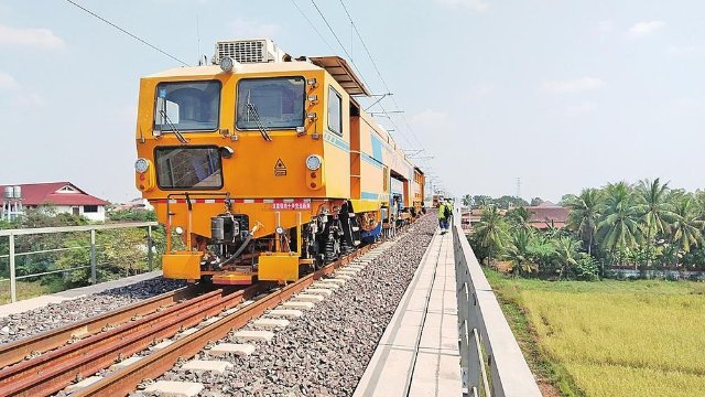 中老铁路老挝段启动线路设备养护