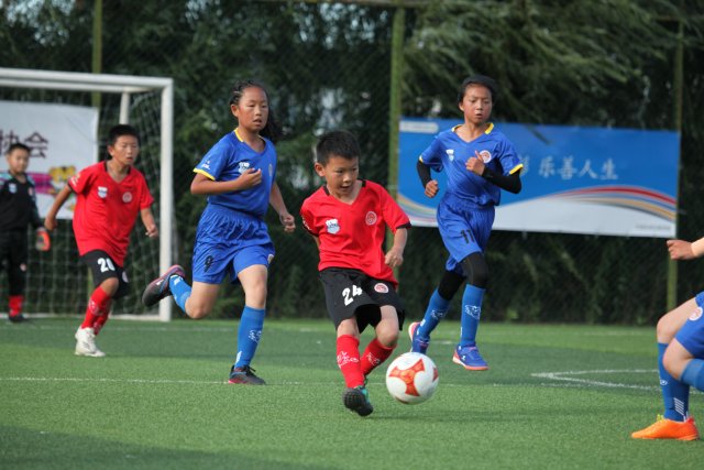 追世界杯的云南足球少年