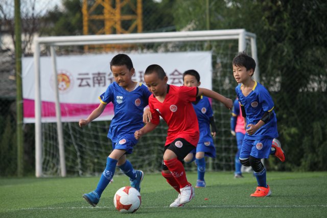 追世界杯的云南足球少年