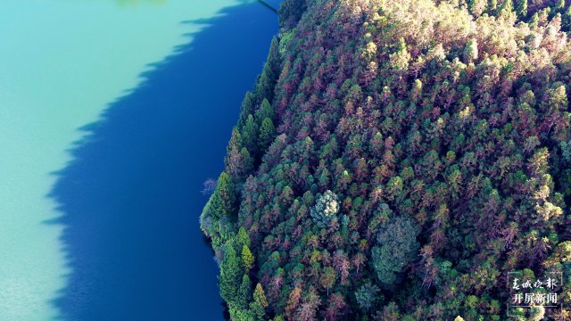 冬日，大围山里色彩斑斓的原始森林与碧蓝的水面交相辉映。 李关伟摄 (2).jpg