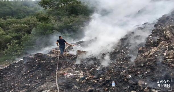 2022年10月17日，督察组现场使用手机拍摄，元江县应急临时填埋场存在垃圾自燃现象.jpg