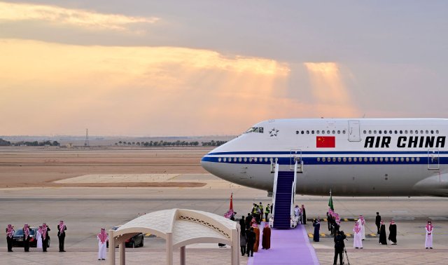 习近平抵达沙特利雅得出席首届中国－阿拉伯国家峰会、中国－海湾阿拉伯国家合作委员会峰会并对沙特进行国事访问