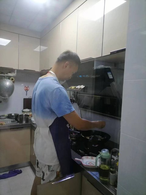代厨刘亦正在为顾客做饭2.jpeg