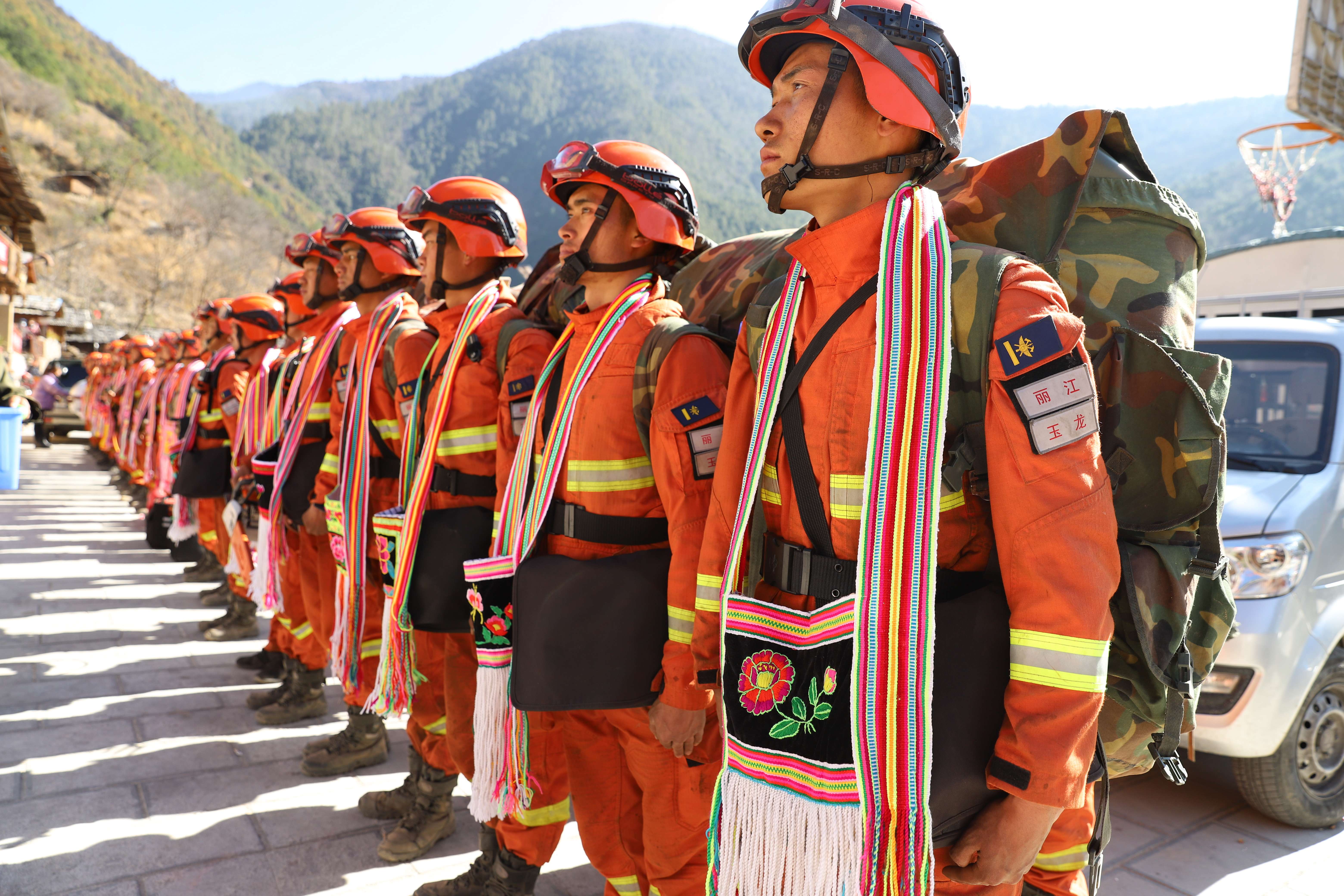山火扑灭后，177名云南森林消防员收到亲手缝制的花腊裱