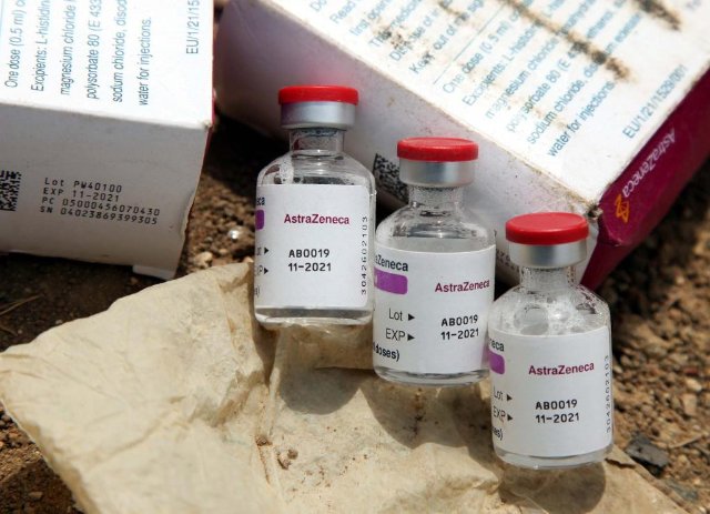2021年12月尼日利亚销毁过期阿斯利康新冠疫苗。（新华社发）2.jpg