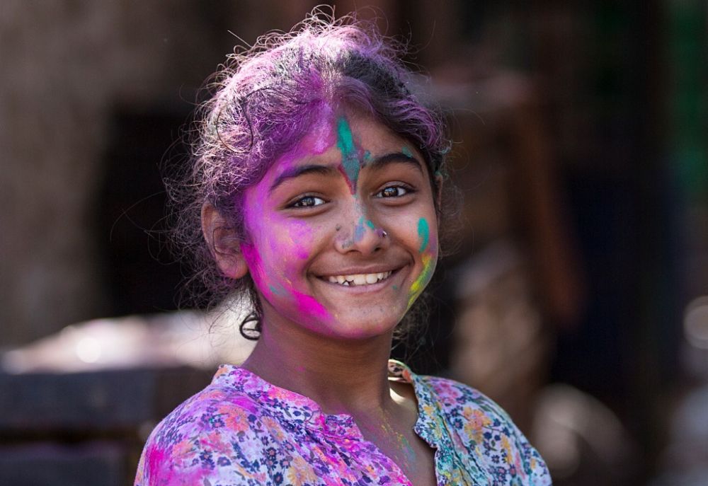 2020年3月10日,在印度新德里,一名女孩参加洒红节庆祝活动