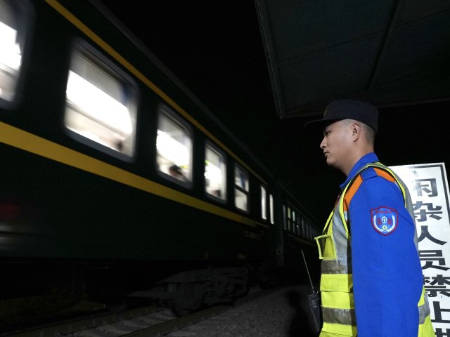 2月5日晚，黄福目送T382次旅客列车安全通过K774道口。.jpg