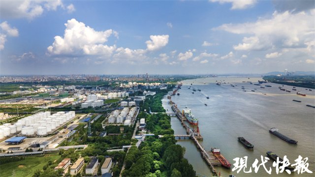 长江春潮丨通江达海，打造更具特色的“水运江苏”港口群4.jpg