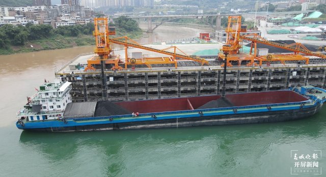 水富港作为万里长江第一港，是云南主动融入长江经济带的重要节点。春城晚报-开屏新闻记者 李强 摄