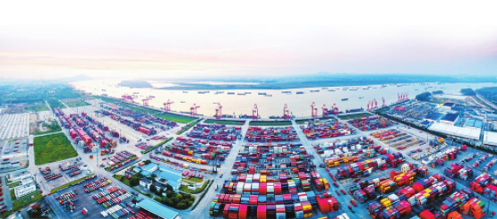 作为长江沿岸规模化、现代化、专业化的集装箱码头，龙潭集装箱码头彰显出了强有力的经济脉动。 江苏省港口集团供图.png