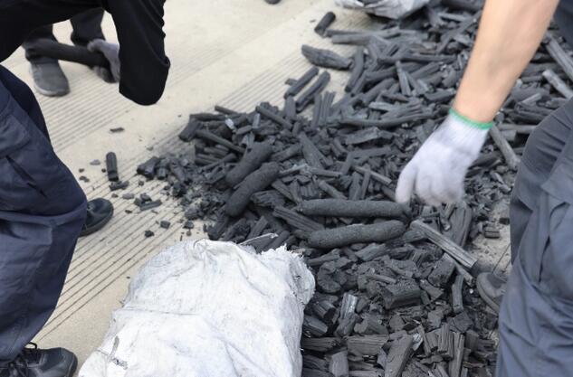 108公斤毒品藏身20吨木炭中（图源 人民日报客户端云南频道）