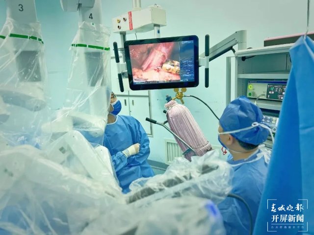 省一院首次运用达芬奇手术机器人成功精准切除乙状结肠肿瘤.jpg