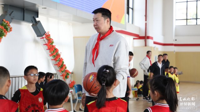 篮球明星进校园，与中华小学自贸分校小学生“过招