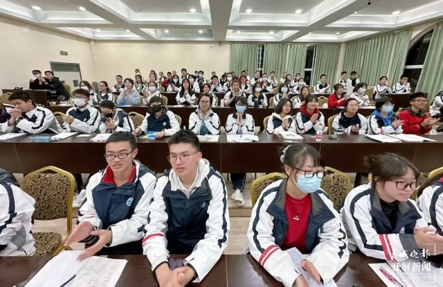 中国人民大学在云附星耀举行“优质生源基地”签约授牌仪式