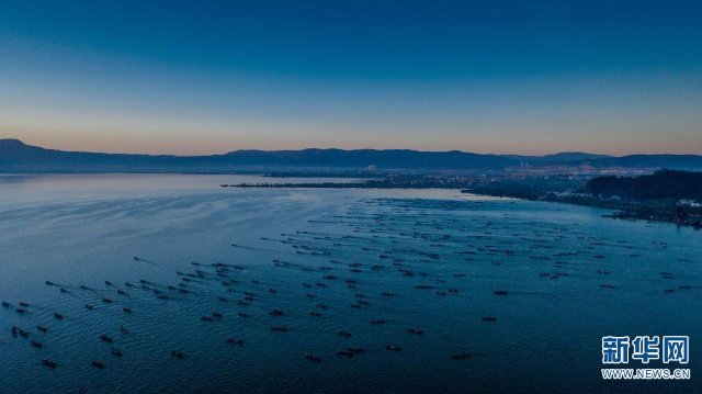 12月25日，渔船驶入星云湖（无人机拍摄）。新华社记者 胡超摄.jpg