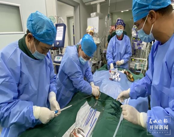 云南省第三人民医院重症医学科首次完成体外膜肺氧合（ECMO）治疗技术