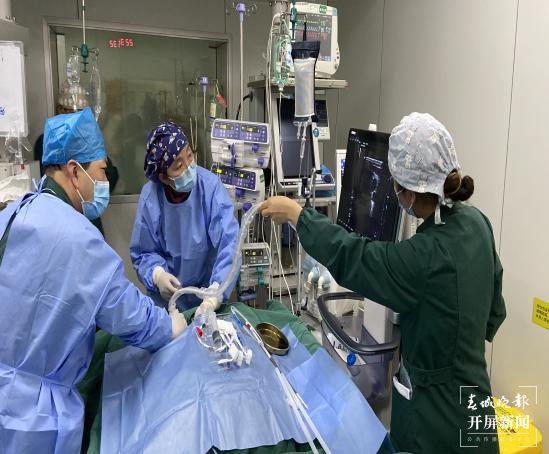 云南省第三人民医院重症医学科首次完成体外膜肺氧合（ECMO）治疗技术