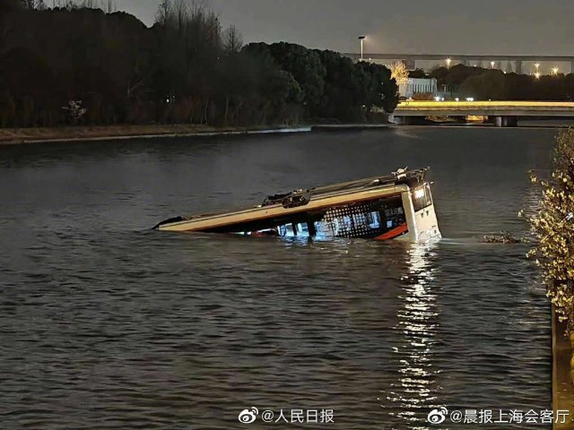 上海一公交滑入河道