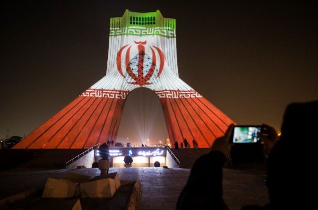 这是2021年1月1日在伊朗首都德黑兰举行的苏莱曼尼遇难周年悼念活动上拍摄的地标建筑自由塔。新华社发（艾哈迈德·哈拉比萨斯摄）