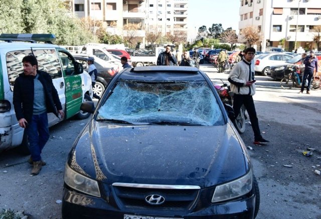 这是2月19日在叙利亚大马士革拍摄的在导弹袭击中受损的车辆。新华社发（阿马尔·萨法尔贾拉尼摄）