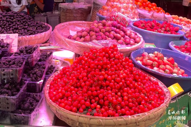 小李家的水果店开始卖刚上市的樱桃了.jpg.jpg