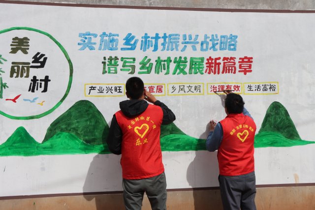 徐本福和同事正在为墙画涂色 代玉春2023年3月22日摄.JPG