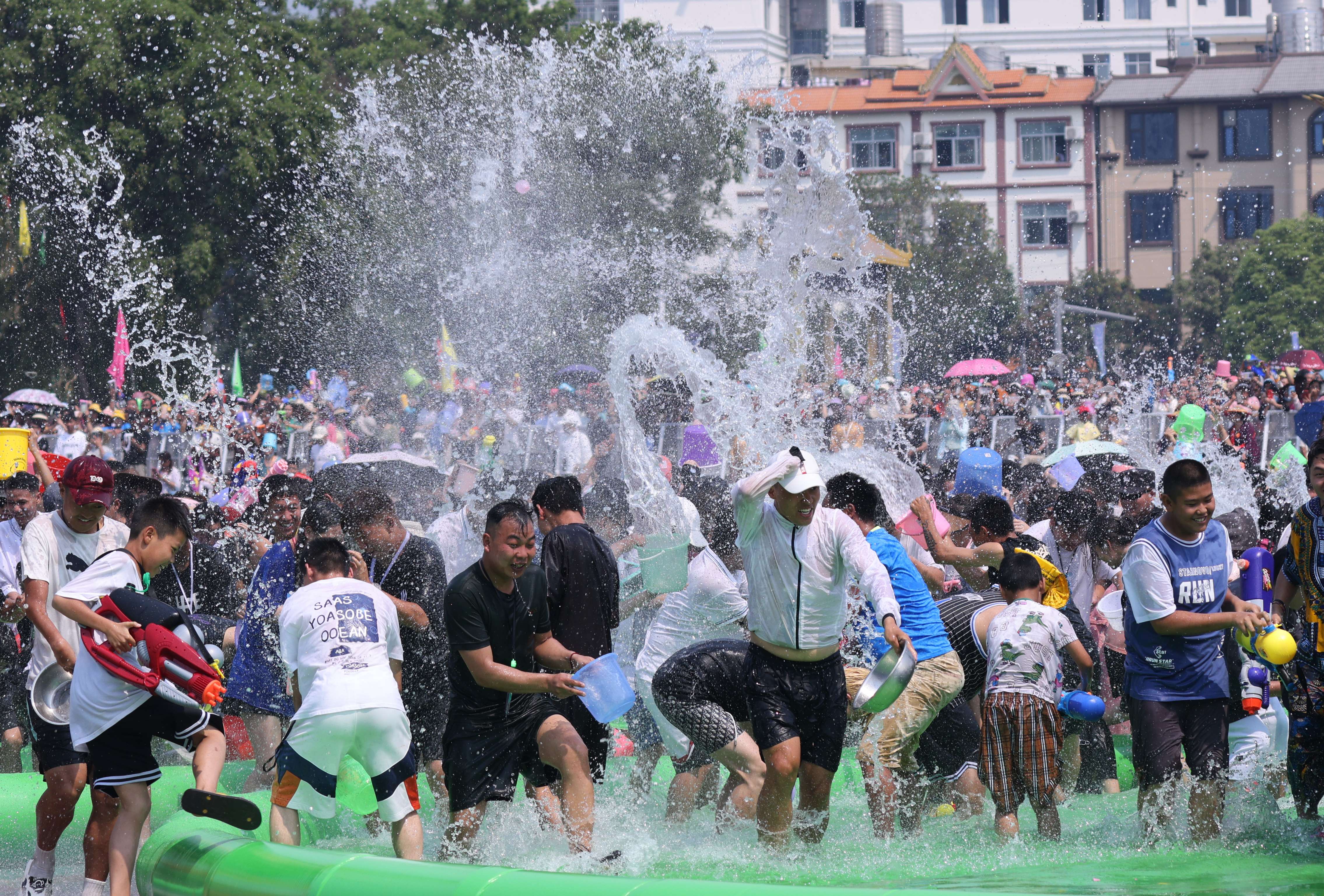 狂欢“湿身”之旅 西双版纳——与傣族欢度泼水节