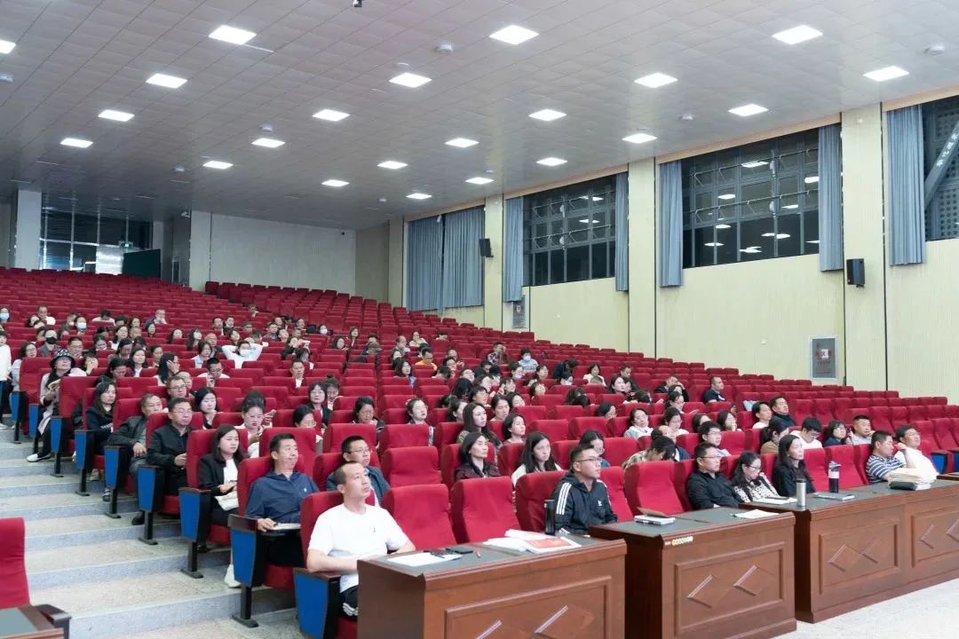 昆三中呈贡学校举行教师表彰大会
