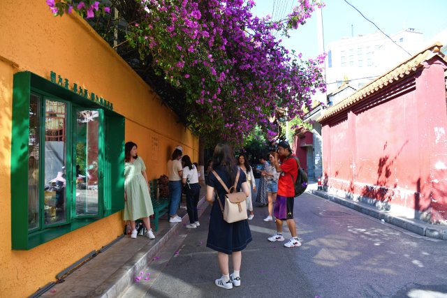 荩忠寺坡（现在的黄公东街，坡脚处的甜品店和咖啡店成为新晋打卡点，时常有游人拍照打卡）.jpg